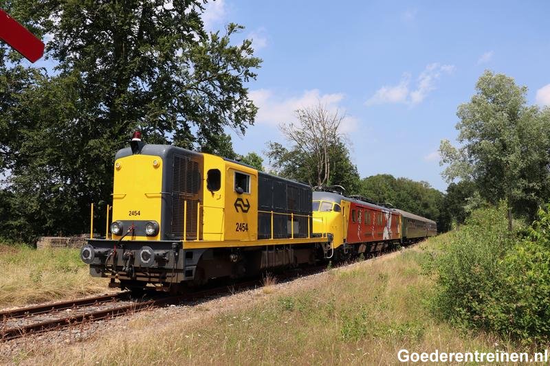 Goederentreinen's tweet photo. Diverse museumtreinen doorkruisten de afgelopen dagen het land - (foto & film) https://t.co/0bTDNfOjU1
Tags: #MuseumTreinen #OudeTreinen #Treinleven #Treinspotter #Treinspotten #Treinen #PlanU #Railsafari #DeKameel #Kameel #mP3029 #Motorpost #NS20 #VSM #Goederentreinen #OVnieuws https://t.co/1TbbKgXWh2