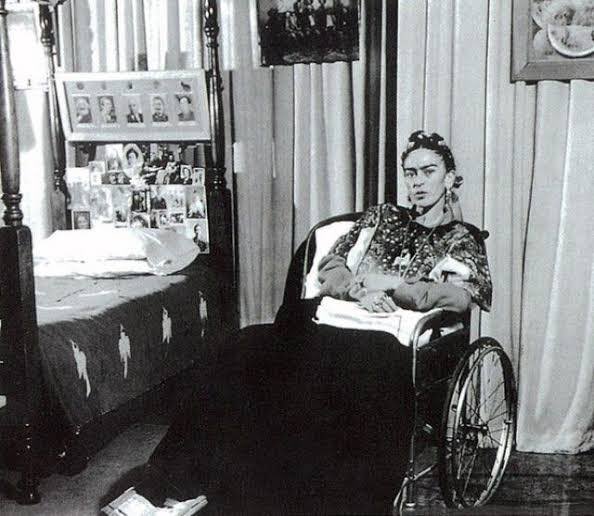 Hoje é aniversário da Frida Kahlo. E eu aposto que muita gente não sabe que ela era uma mulher com deficiência. isso acontece porque a deficiência dela foi apagada. as estampas e artes que fazem dela estão em todos os lugares, mas sua deficiência não. SEGUE O FIO 👇