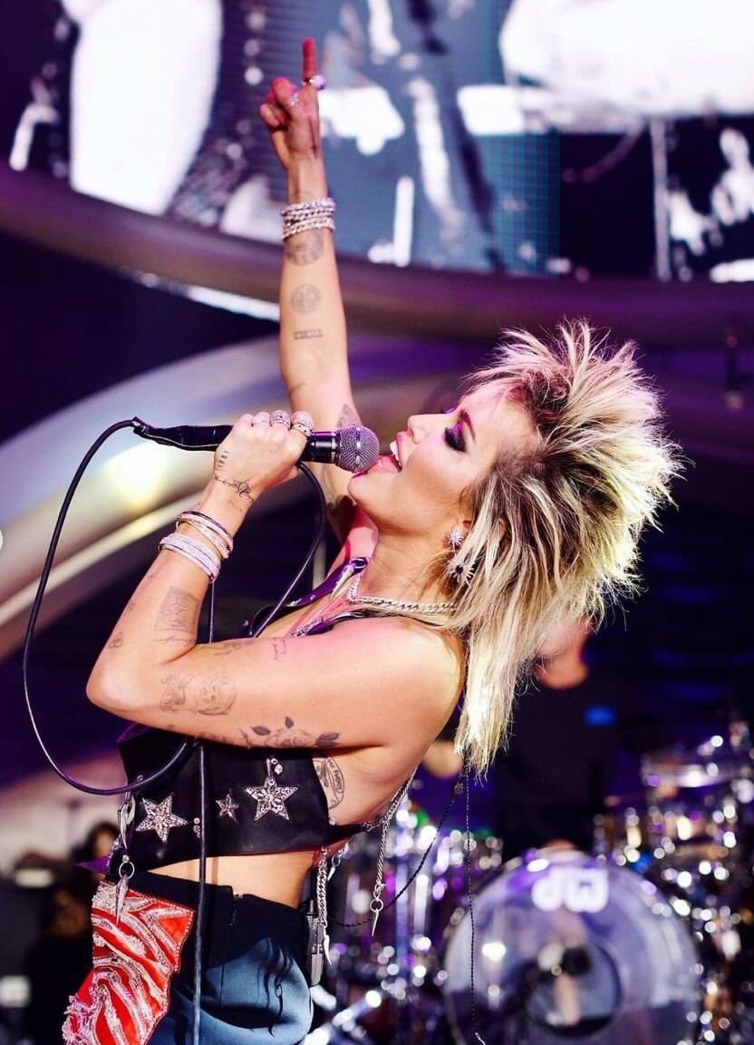 thingsfalIapart's tweet photo. Miley’s best mullet styles. Argue with the wall! https://t.co/jf81L2L1pO