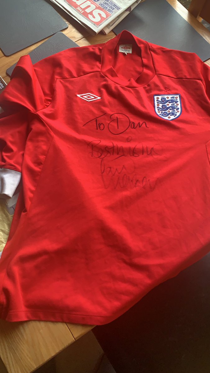 skinfulldan's tweet photo. What a great gift I received today from a good friend I’ve not really seen much lately nick Reynolds, to Dan best wishes @PaulMerse one of my idols growing up for @Arsenal and @EnglandFootball, with my dads passing only month ago has really boosted me thank you guys xx https://t.co/bzwOLFWbAO