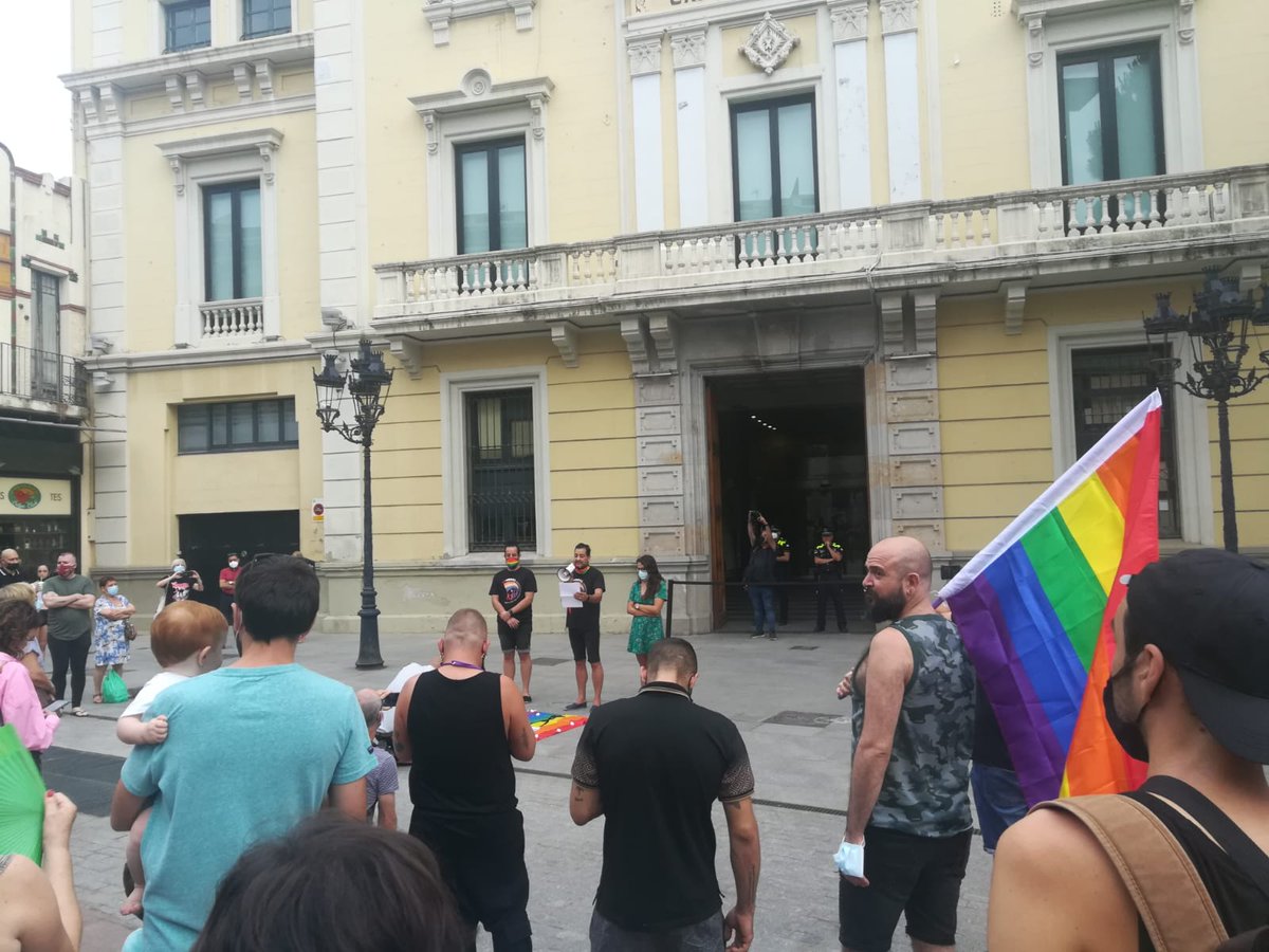 arqueoleg's tweet photo. A la concentració de @Lhorgull a l'Ajuntament de L'Hospitalet demanant #justiciaparasamuel 
Ens vau robar l'adolescència, ara no ens robareu la vida! https://t.co/4O9hJLy92t