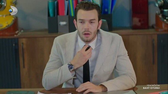 sudnight's tweet photo. Bora:Aşk diye bir şey yok
Yine Bora:Topuklu ayakkabı🥵 #BahtOyunu https://t.co/z3OIQzBvGi