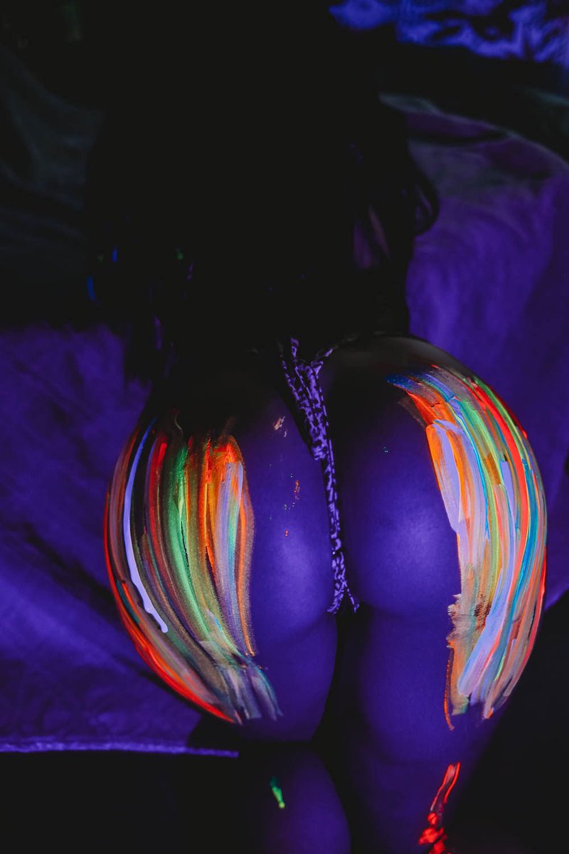trizzzen's tweet image. I did a neon photoshoot and I’m in love