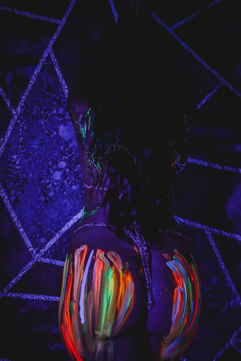 trizzzen's tweet image. I did a neon photoshoot and I’m in love