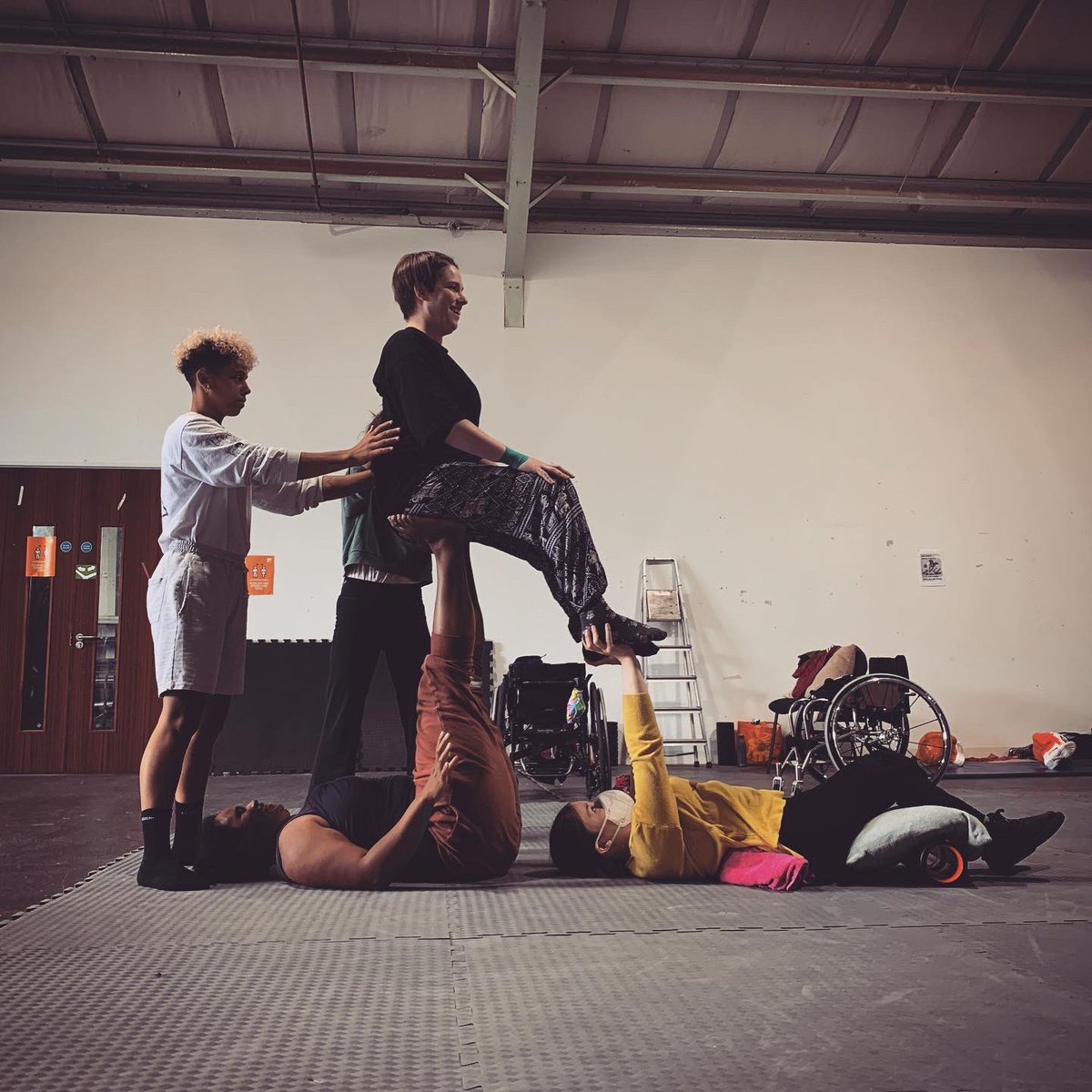 DarylAndCo's tweet photo. Last day of playing and exploring with a great bunch of performers as part of our acrobatic residency with @Mimbre_Acrobats supported by @WWconsortium & @101OutdoorArts #LookMumNoHands #BluePrint2020 #OutdoorArts https://t.co/2fVYzIcV7O
