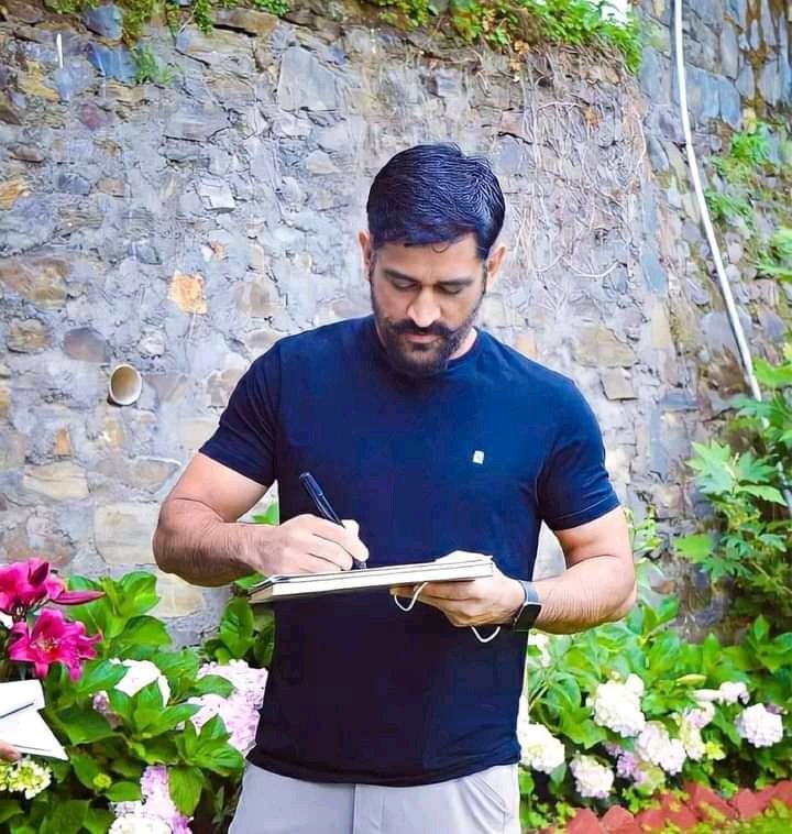 AnujPra75467032's tweet photo. Happy birthday legend....I don't love you...because of your cricket....but I love you must...for your behaviour...calmness.optimistic...nature,a true family man...recpact motherland and army....he is my ideal...after my..perents and teachers..@msdhoni #HappyBirthdayMSDhoni...❤ https://t.co/GLxl3H2rqo