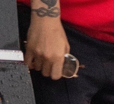 TLarrative's tweet photo. 👀 Mr Tomlinson sir, what are these sun glasses for in rainy London and why are they Harry’s?!
#wereclowning #whoiswithus 🤡
(Credit to our eagle eyes 🕵️♂️ follower who didn’t even want a mention 🤍) https://t.co/l5X8uob3H9