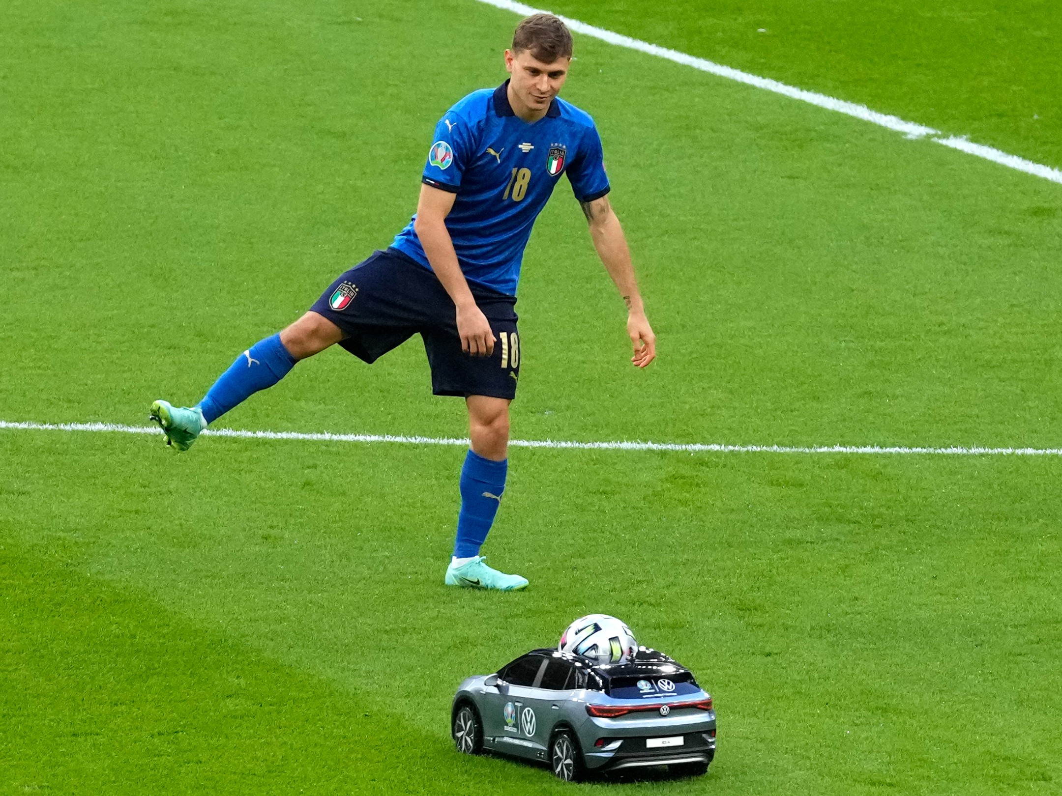 Goal Japan ボールを運ぶ ラジコンカーを興味深く見つめる イタリア 代表 バレッラ Euro Ita Esp T Co Dwielwimvx Twitter
