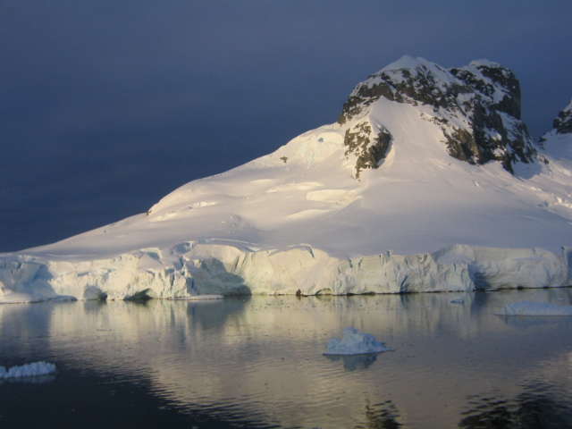 AG-lid Kees Schouten nam een cruise naar een van de bijzonderste plekken op deze aarde: Antarctica. Hij vertelt vrijdagavond over bij AG-Eindhoven. 9 juli. 19.30 uur. Vooraf bestaat de mogelijkheid om een hapje te eten bij de Baretclub van het AG. #reizen ag-eindhoven.nl/antarctica