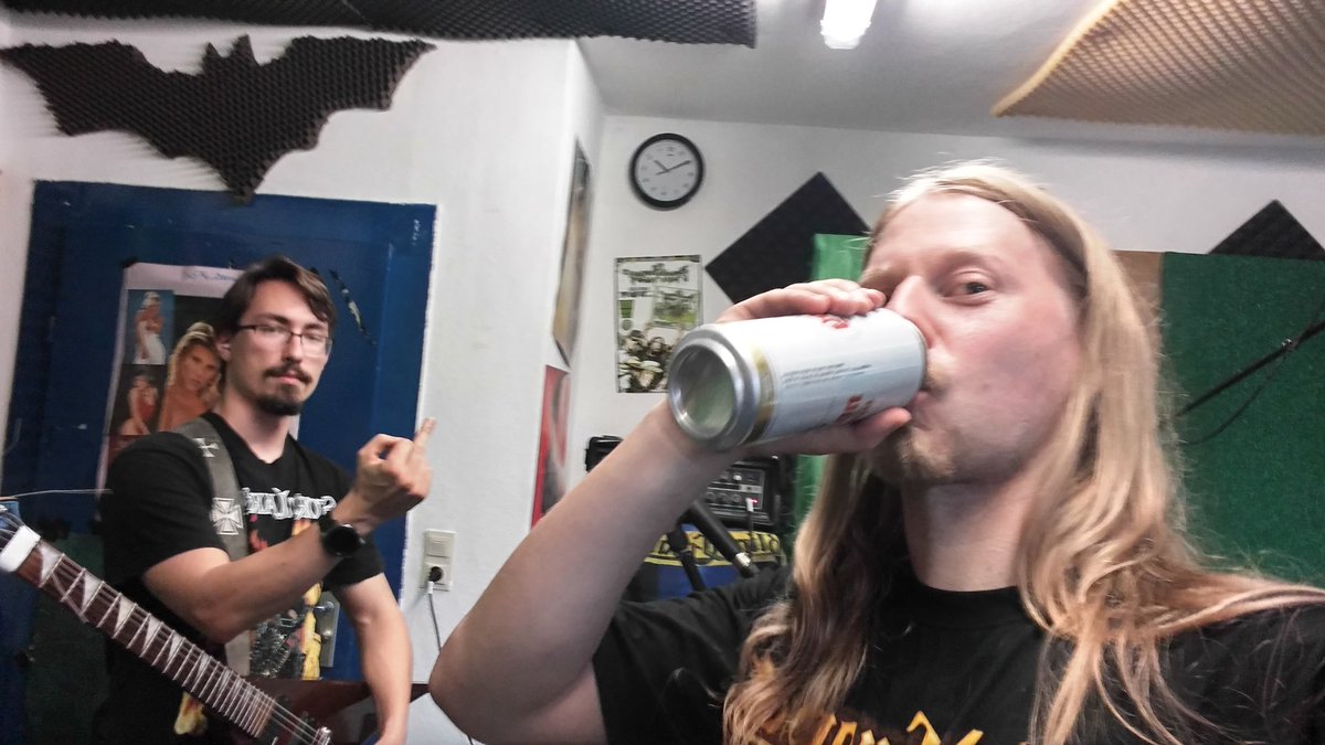 Domaniac42's tweet photo. Endlich wieder Proben. #bandlife #proberaumfump #HellPatröl #backtoreign https://t.co/DzbMaL2Qk6