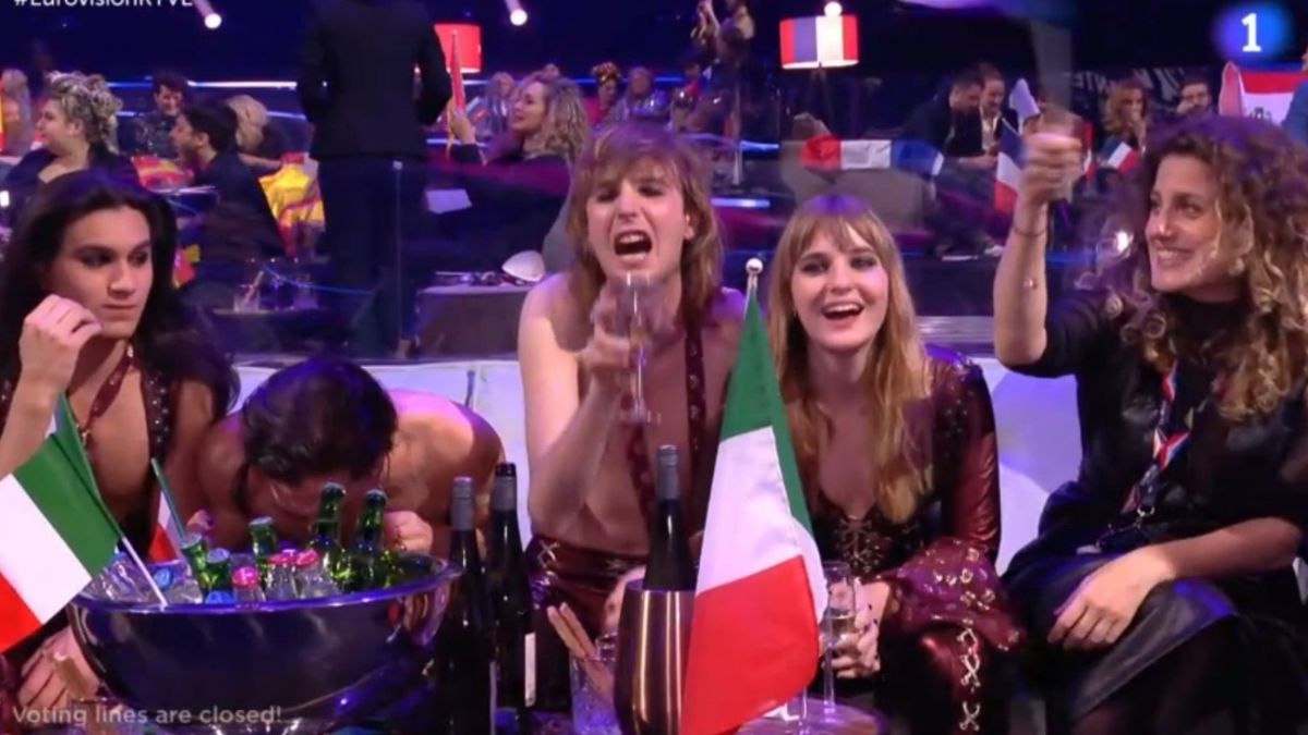 MemesSantutxu's tweet photo. El árbitro marcando la línea de la barrera en la falta e Italia haciendo su trabajo #EURO2020 #Memevision #MemeEuro2020 https://t.co/PDtEvSExtZ