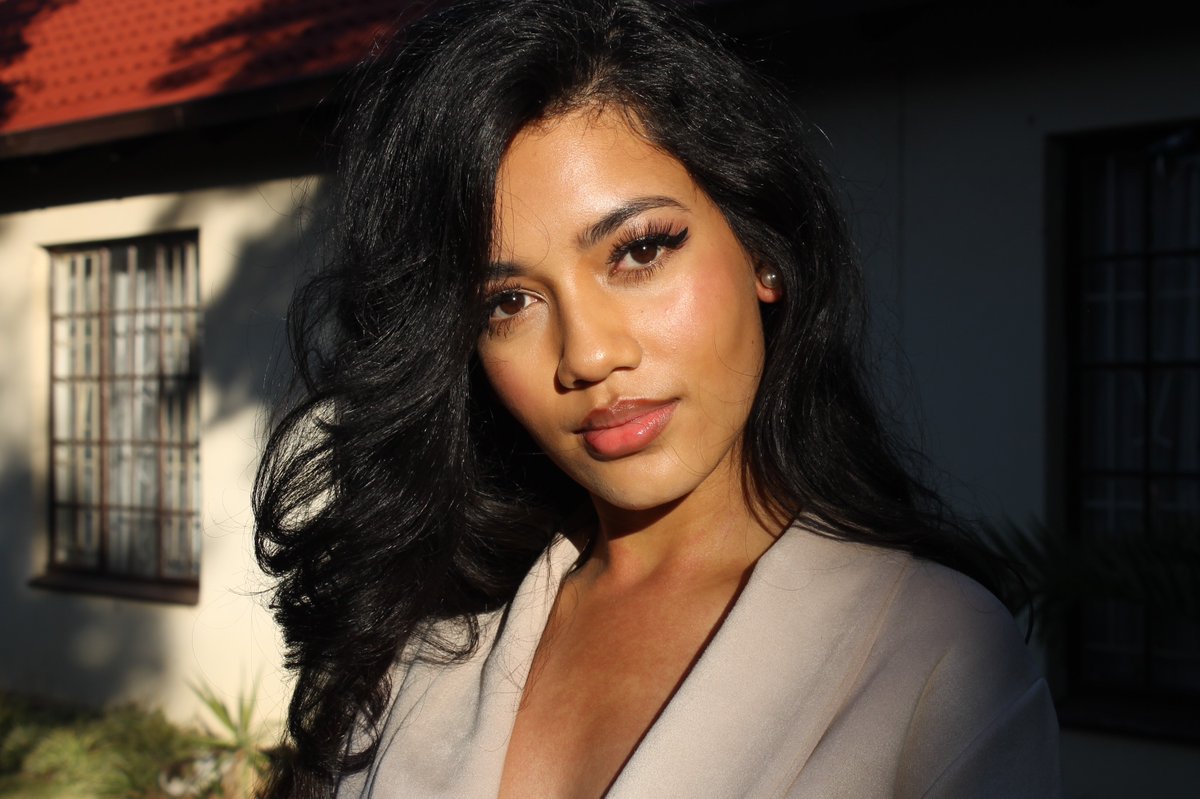 JoziStyle on Twitter: "Cheneil Hartzenberg (24) is a commercial pilot and senior flight instructor in a managerial role at a flight school. She completed a digital marketing course with UCT online last