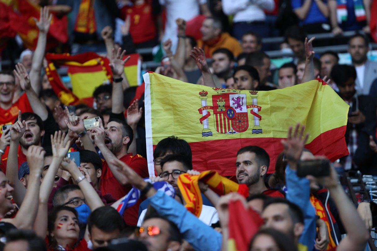SEFutbol's tweet photo. 😍 ¡SENTIMOS VUESTRA ENERGÍA!
🫂 GRACIAS por cada grito de ánimo.
🫂 GRACIAS por alentarnos en cada acción.
#ITA 🆚 #ESP | 0-0 | 37’
#SomosEspaña
#EURO2020 https://t.co/703nl8EP1V