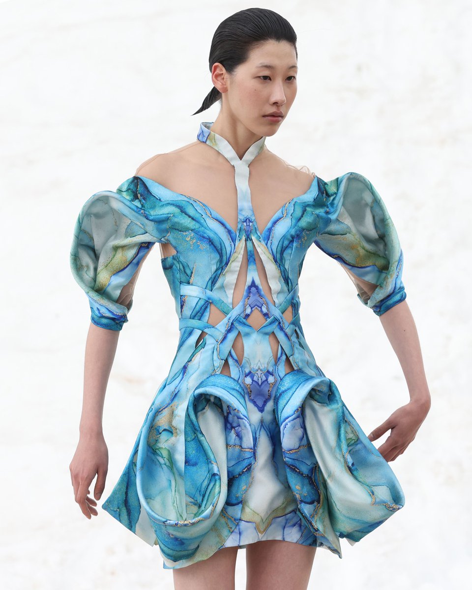 FashionWeek's tweet image. Otherworldy behind-the-scnes at Iris Van Herpen&apos;s Haute Couture Fall/Winter 2021 collection. Photos by @gettyimages