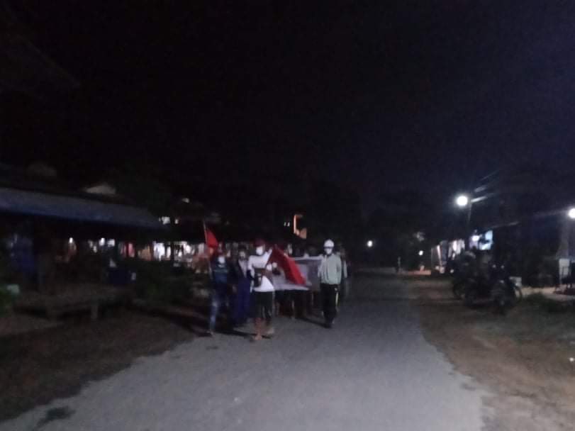 Dawn Strike against the violent military dictatorship was staged by residents from #ThaKyetTaw village of #LaungLone Tsp.
#WhatsHappeningInMyanmar 
#July7Coup