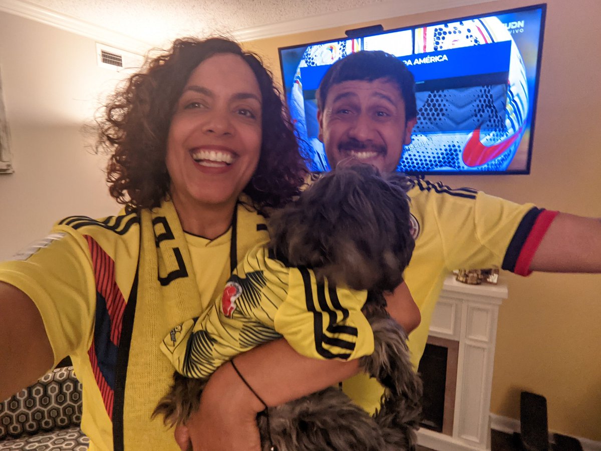 #VeranoDeCampeones #CopaAmerica 
Hasta el perrito listo!!! Vamos Colombia! 🇨🇴