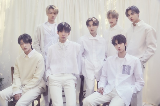 theseoulstory's tweet photo. ENHYPEN tops Oricon Daily Single Chart with 'BORDER : 儚い' with a total of 150,254 albums sold 👏

Source: https://t.co/vLuZgrBnK1 https://t.co/QpIwMoCCCh