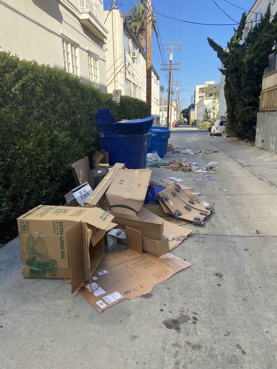 MKidwellny's tweet image. ⁦@santamonicacity⁩ Can someone please take care of this worsening situation in the alley between 3rd and 4th St between California and Washington? It has been like this for over a week. There is broken glass everywhere and this is a huge fire hazard. #santamonica #SMFD