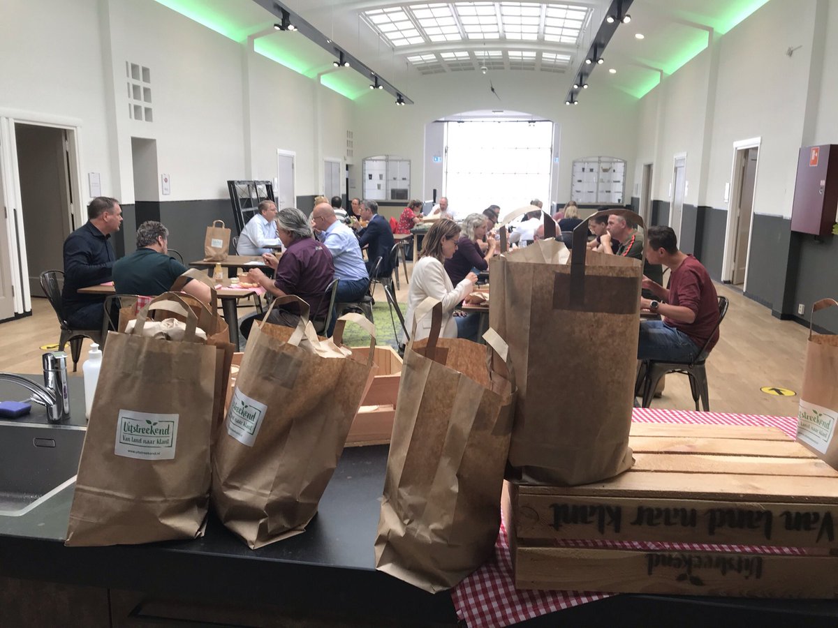 PeterBerben's tweet photo. Eindelijk! Vandaag eerste lunch- en netwerkbijeenkomst met onze partners in -#DeltaAgrifoodBusiness. Dank allemaal voor jullie support, enthousiasme en bijdrage! En dank aan @Uitstreekend voor de heerlijke lunch.  @Gemeente_BoZ https://t.co/nnnlZWV8CN