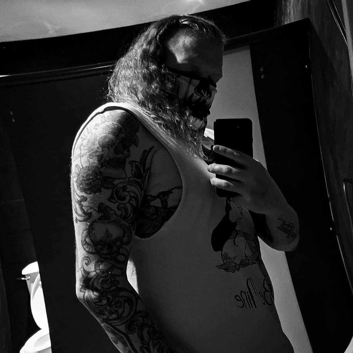 Brutalbelial_'s tweet photo. Long is the way and hard, that out of Hell leads up to light. https://t.co/jSohd8yBfR