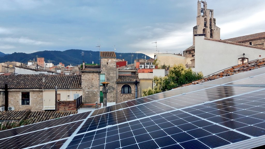 Nandusaraia's tweet photo. Avui hem muntat una pista de ball al teulat. Estic molt content d'aquests pas. #plaquessolars #banyoles #autoconsum #energiaverda I sense ajudes de l'@AjBanyoles. Ens hi posem? https://t.co/qEKswgIlZg