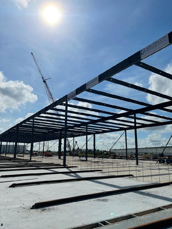 PinnStr_Don's tweet photo. Steel erection by Postel is proceeding on the @Hines @ElliottElectric project in Houston, utilizing beams instead of joists as described in our @PinnacleStrEngs article for @TiltUpToday . Working with @powersbrownarch  @ArchConCorp @AlliedFirePro .  #PSEprojects #tiltup https://t.co/Xyarh7bUvc