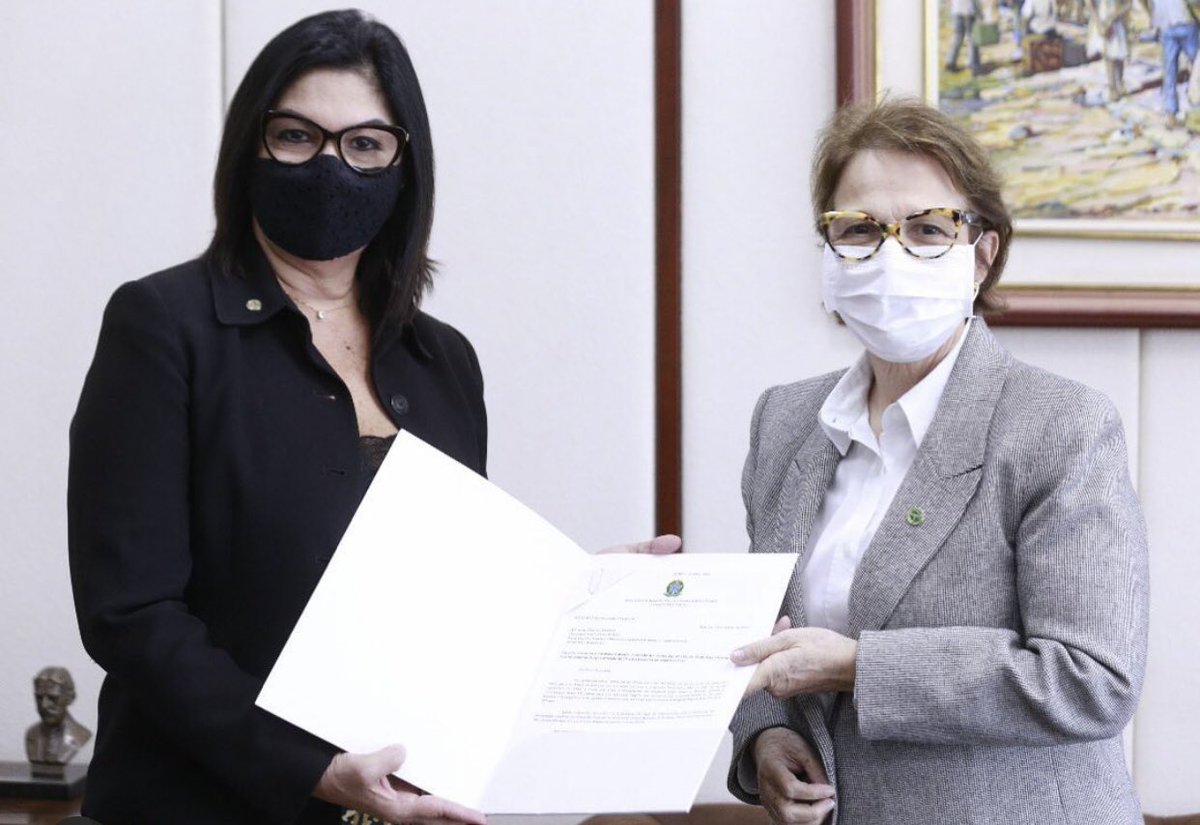 Hoje quero parabenizar a Ministra @terezacristinams , mulher política, guerreira, destemida e que tenho orgulho de ser amiga. 
Que o dia 6 de julho seja cada vez mais especial, com desejos de muita saúde, sucesso, alegrias e felicidades. Feliz aniversário minha amiga. 🎂💐