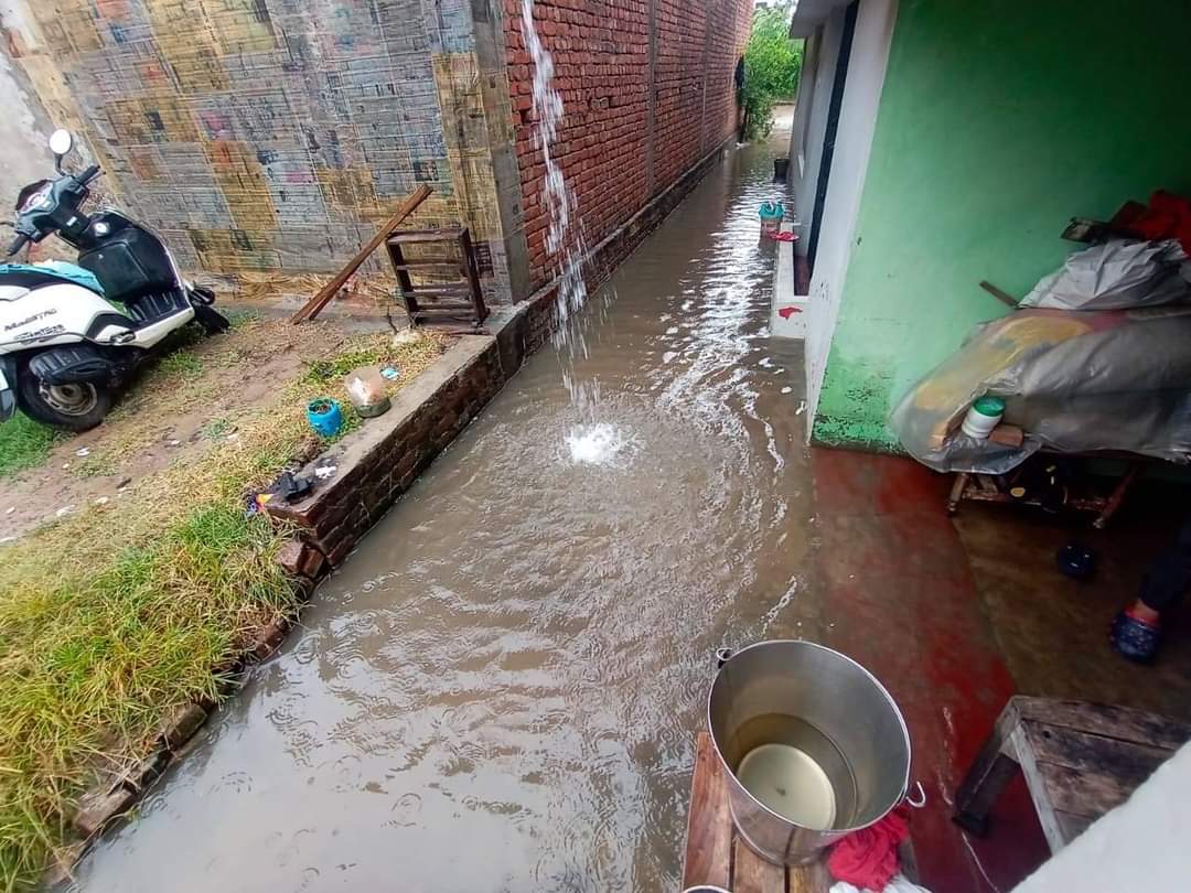 AjayNariyaal's tweet photo. #SwachhBharat #SwachhBharatMission #UttarakhandCM #puskarsinghdhami #premsinghrana #uttarakhandnews #rain #PMOIndia 
Barish ke paani se paresaan , village- charubeta, khatima ,mla -dr.Prem singh Rana, jo Khali vote maagne aate Hai , kaam ke time apna muhh bhi nhi dikhte.
Ram ram https://t.co/pYxPeoLYdN