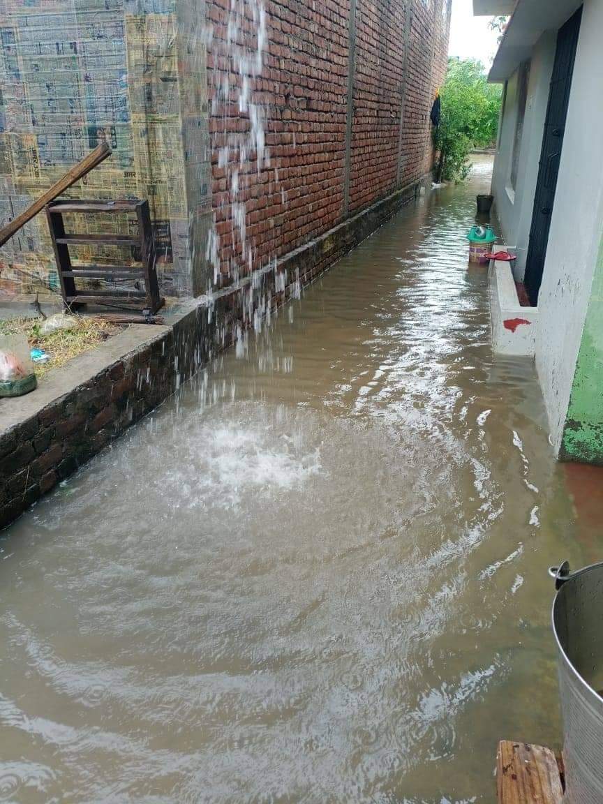 AjayNariyaal's tweet photo. #SwachhBharat #SwachhBharatMission #UttarakhandCM #puskarsinghdhami #premsinghrana #uttarakhandnews #rain #PMOIndia 
Barish ke paani se paresaan , village- charubeta, khatima ,mla -dr.Prem singh Rana, jo Khali vote maagne aate Hai , kaam ke time apna muhh bhi nhi dikhte.
Ram ram https://t.co/pYxPeoLYdN