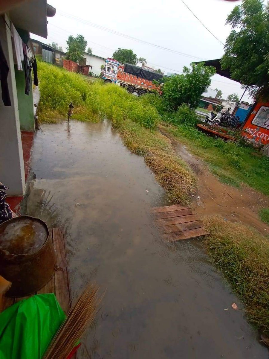 AjayNariyaal's tweet photo. #SwachhBharat #SwachhBharatMission #UttarakhandCM #puskarsinghdhami #premsinghrana #uttarakhandnews #rain #PMOIndia 
Barish ke paani se paresaan , village- charubeta, khatima ,mla -dr.Prem singh Rana, jo Khali vote maagne aate Hai , kaam ke time apna muhh bhi nhi dikhte.
Ram ram https://t.co/pYxPeoLYdN