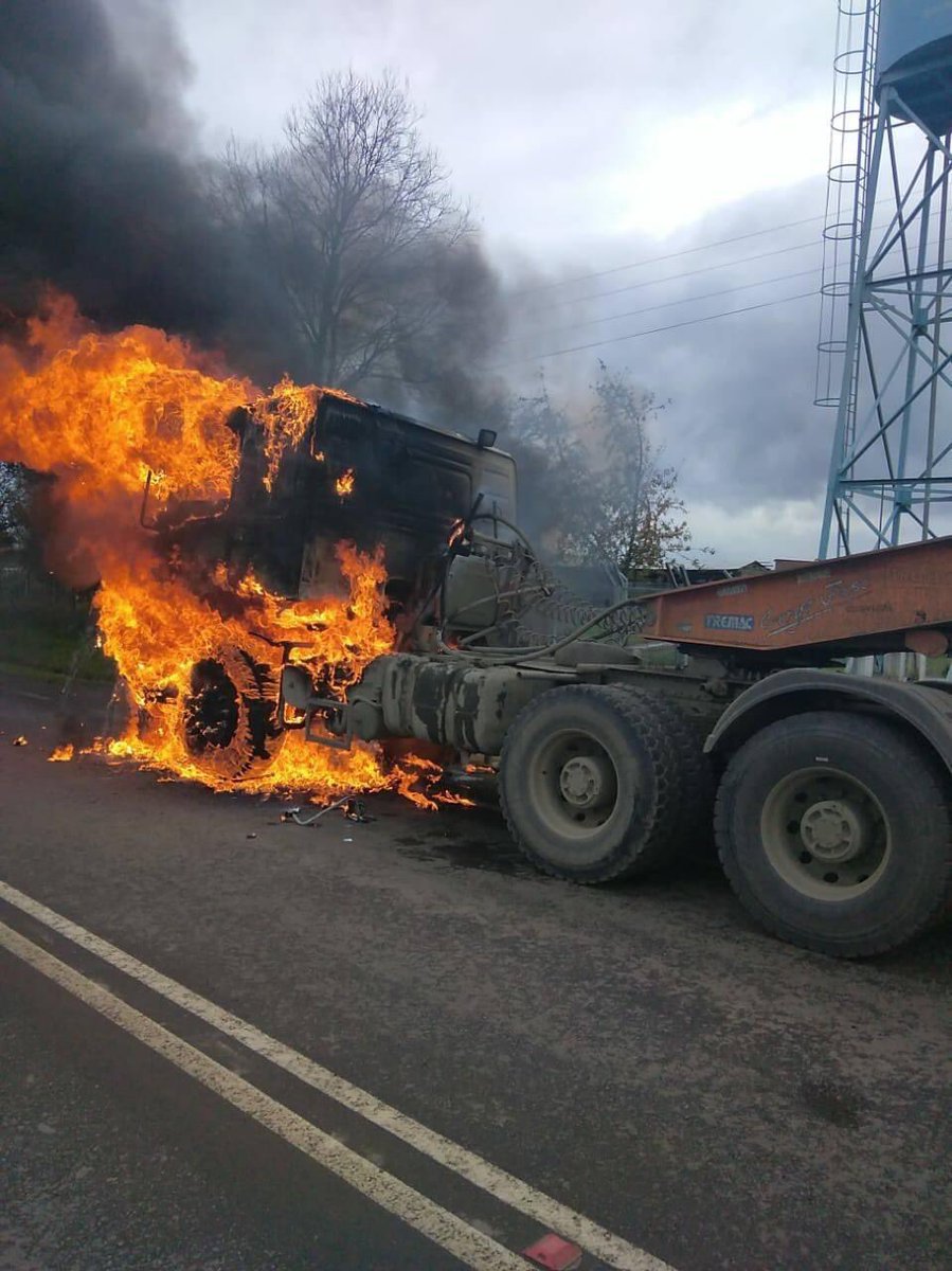 OsornoNews's tweet photo. #Osorno Durante esta tarde camión cama baja se incendió en la ruta que une Riachuelo - Crucero. Bomberos de riachuelo trabajó en el lugar. https://t.co/fQjszRGXYS