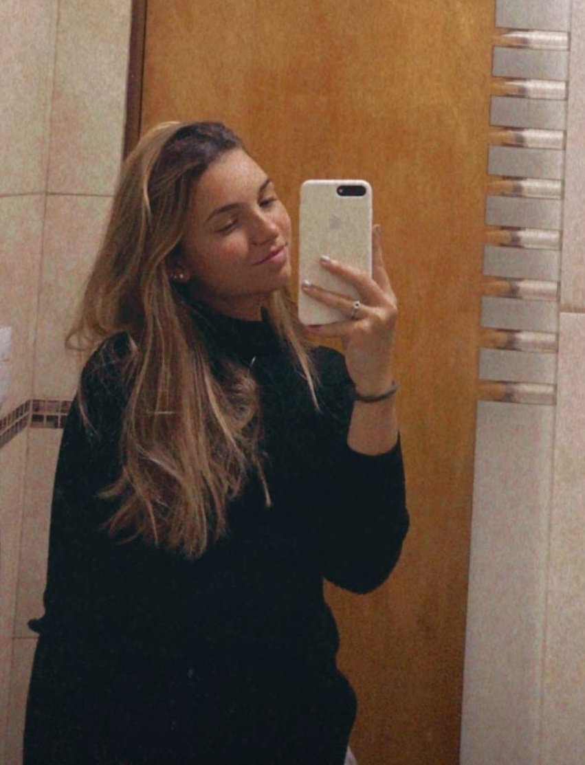 Holaaa soy Estefanía tengo 18 años, vivo en Argentina, sigo a Valentina hace unos 5 años aproximadamente. Soy fan de su intencidad y su forma de ser. Me pueden hablar cuando quieran y espero poder integrarme un poquito más al fandom 💖 #IntegracionZenerita