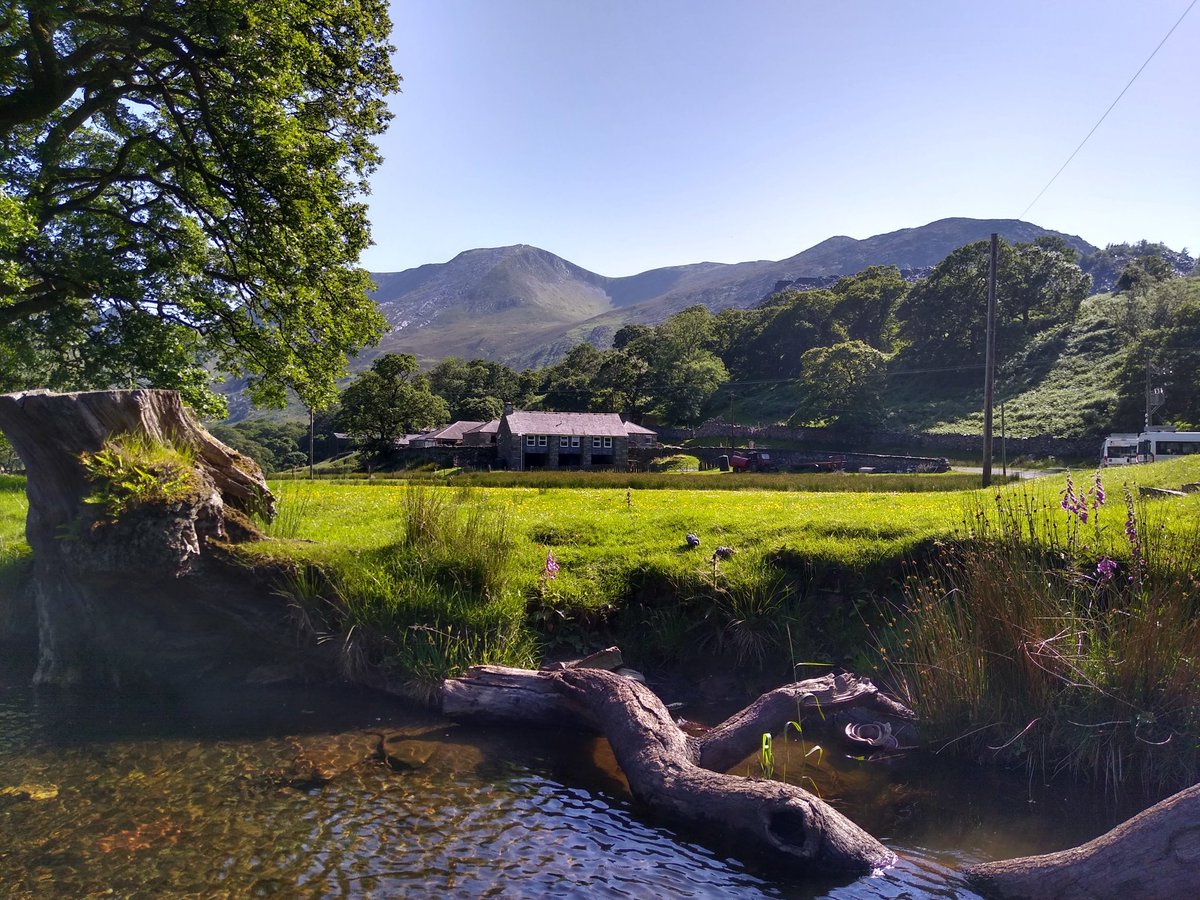 ProfUzzituzii's tweet photo. @KateJones_teach @VancityReynolds @NWalesDragons Our school owns an OAC in the Ogwen Valley that we (pre-Covid) take every Year 7 up for a week's activities. I go at least once a year and get to wake up to this every morning https://t.co/0PWdjfbjOd