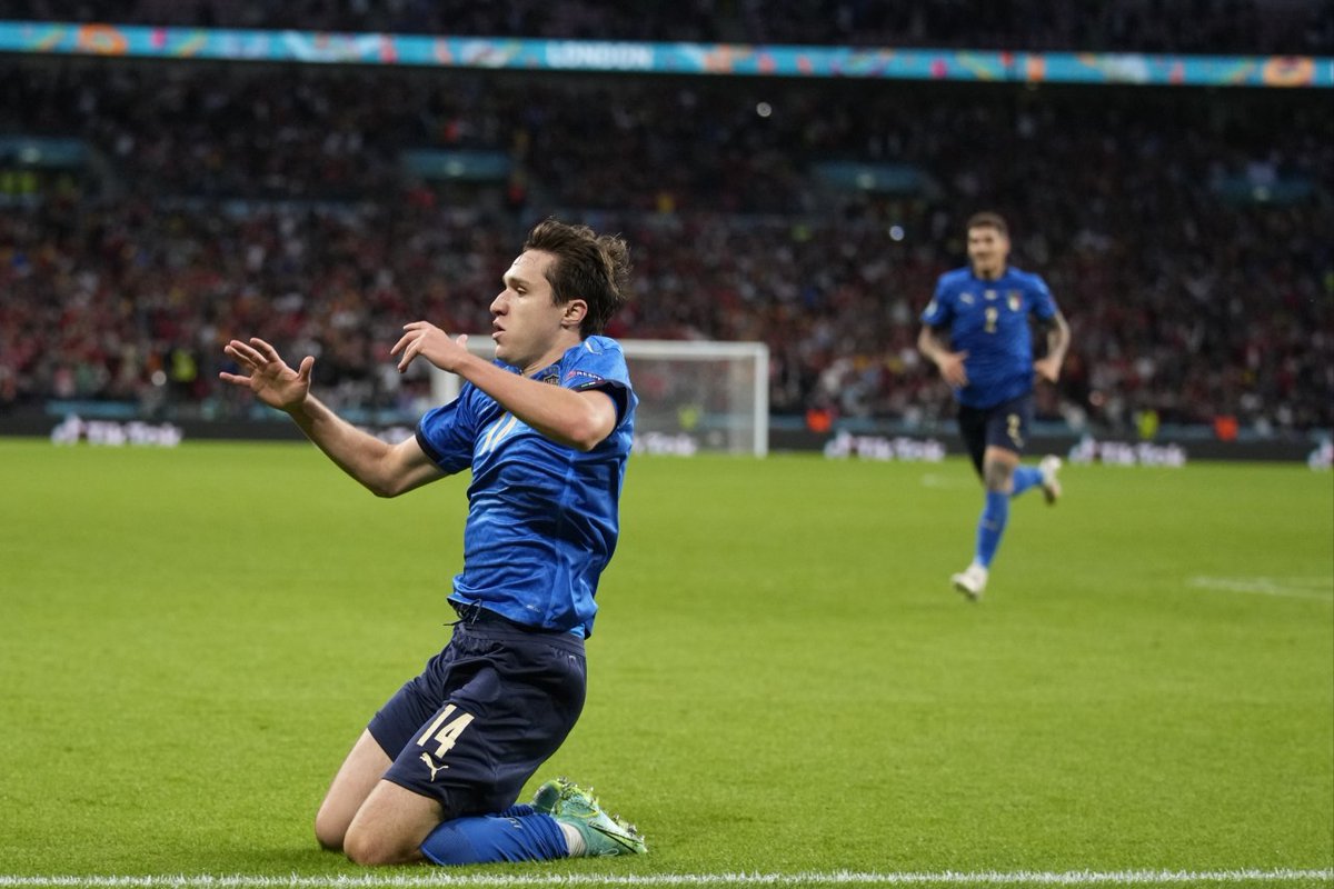 Спортс ру новости. Доннарумма сборная Италии. Италия-Испания серия пенальти Белотти. Испания футбол Olmo. Мората прическа евро 2020.