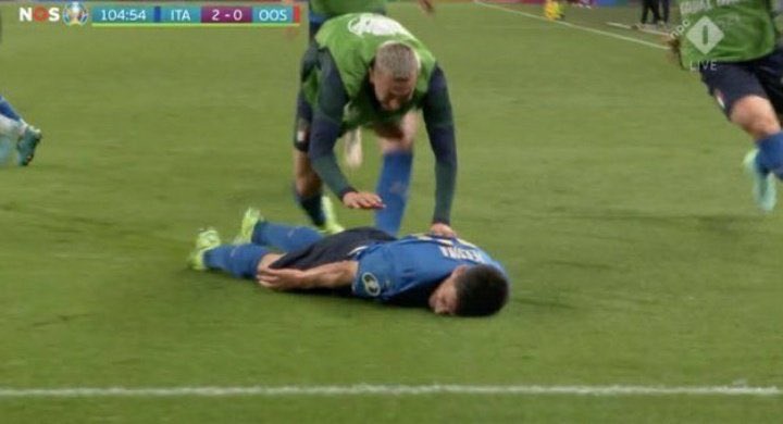 lastgiuli's tweet photo. è uscito chiesa non chiedetemi come sto 

#ItaliaSpagna #ITAESP https://t.co/jTmAG7UIyA