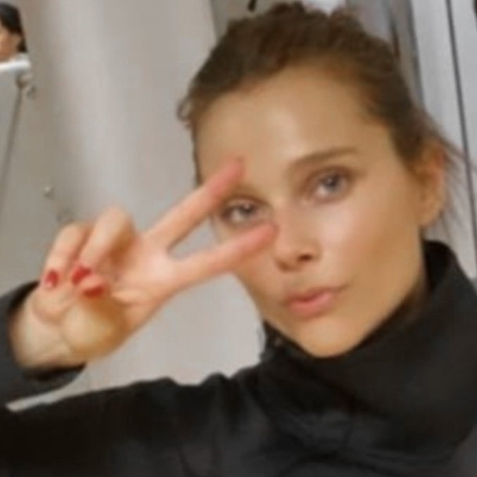 Hola soy Cande, tengo 17 años y soy de 🇦🇷estoy en el fandom de v hace 4 años, y me siento muy integrada por suerte. Conoci mucha gente en el fandom, si quieren pueden hablarme, mi dm está está abierto para cualquier cosa 💖 #IntegracionZenerita