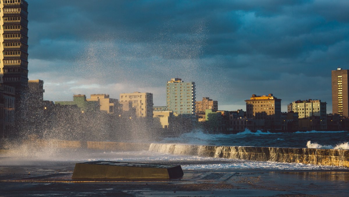 Telemundo's tweet photo. La #tormentaElsa llega a suelo estadounidense tras causar intensas lluvias en Cuba y el Caribe🌬☔ Vía @hoydia (📸 Getty) 👉https://t.co/gApqEF6orh
#Actualidad https://t.co/Rp3GZM2QIS