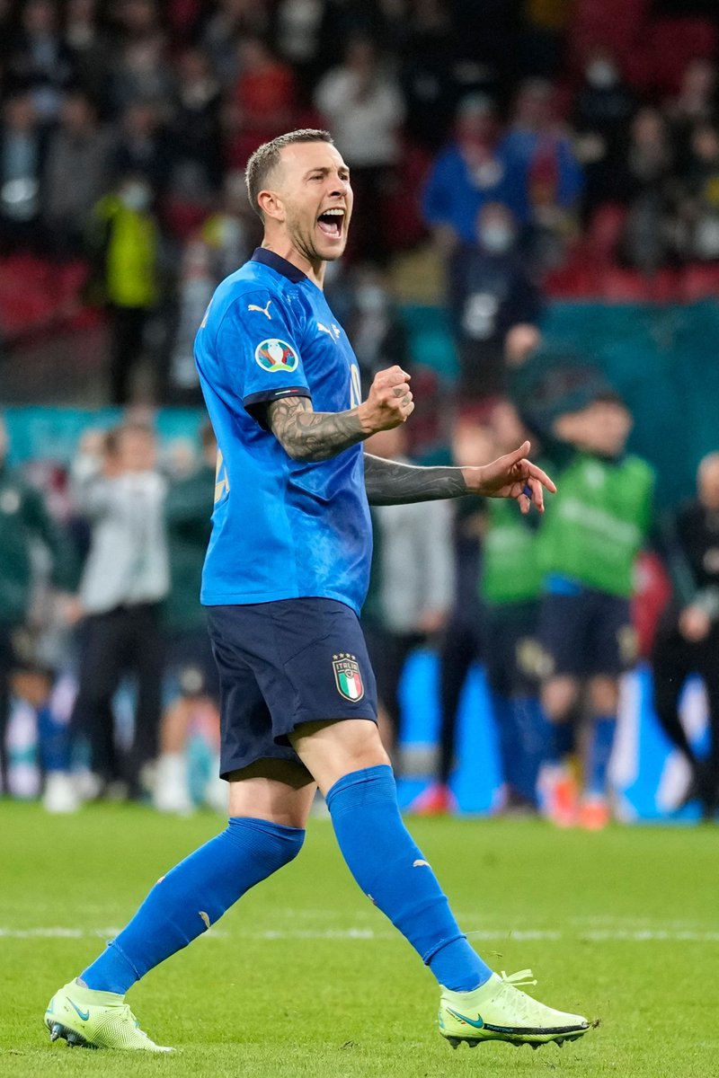 juventusfcen's tweet image. 𝙈𝘼𝙂𝙄𝘾𝘼𝙇 𝙉𝙄𝙂𝙃𝙏𝙎! ✨🇮🇹 

Congratulations, @chiellini, @federicochiesa, @bonucci_leo19, @fbernardeschi and to all of the @azzurri for making it to the #EURO2020 final! 👏👏👏 

#ForzaJuve