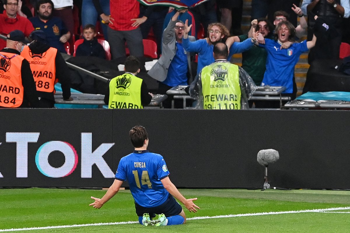 juventusfcen's tweet image. 𝙈𝘼𝙂𝙄𝘾𝘼𝙇 𝙉𝙄𝙂𝙃𝙏𝙎! ✨🇮🇹 

Congratulations, @chiellini, @federicochiesa, @bonucci_leo19, @fbernardeschi and to all of the @azzurri for making it to the #EURO2020 final! 👏👏👏 

#ForzaJuve