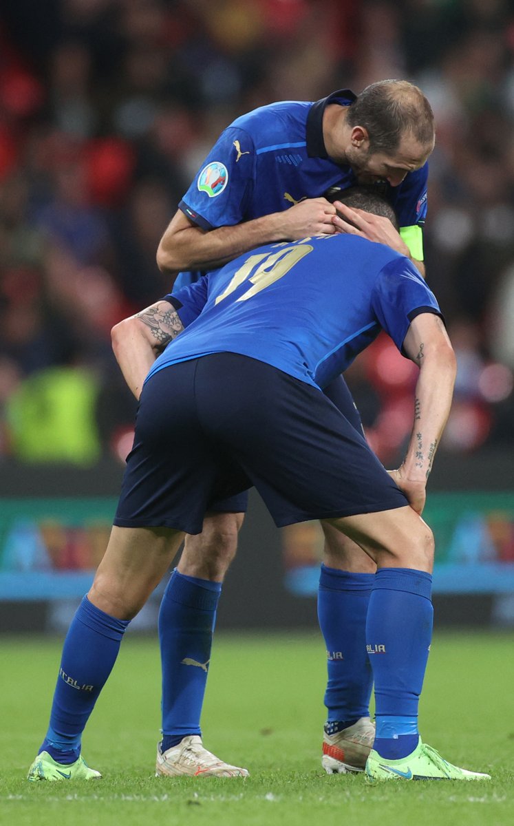 juventusfcen's tweet image. 𝙈𝘼𝙂𝙄𝘾𝘼𝙇 𝙉𝙄𝙂𝙃𝙏𝙎! ✨🇮🇹 

Congratulations, @chiellini, @federicochiesa, @bonucci_leo19, @fbernardeschi and to all of the @azzurri for making it to the #EURO2020 final! 👏👏👏 

#ForzaJuve