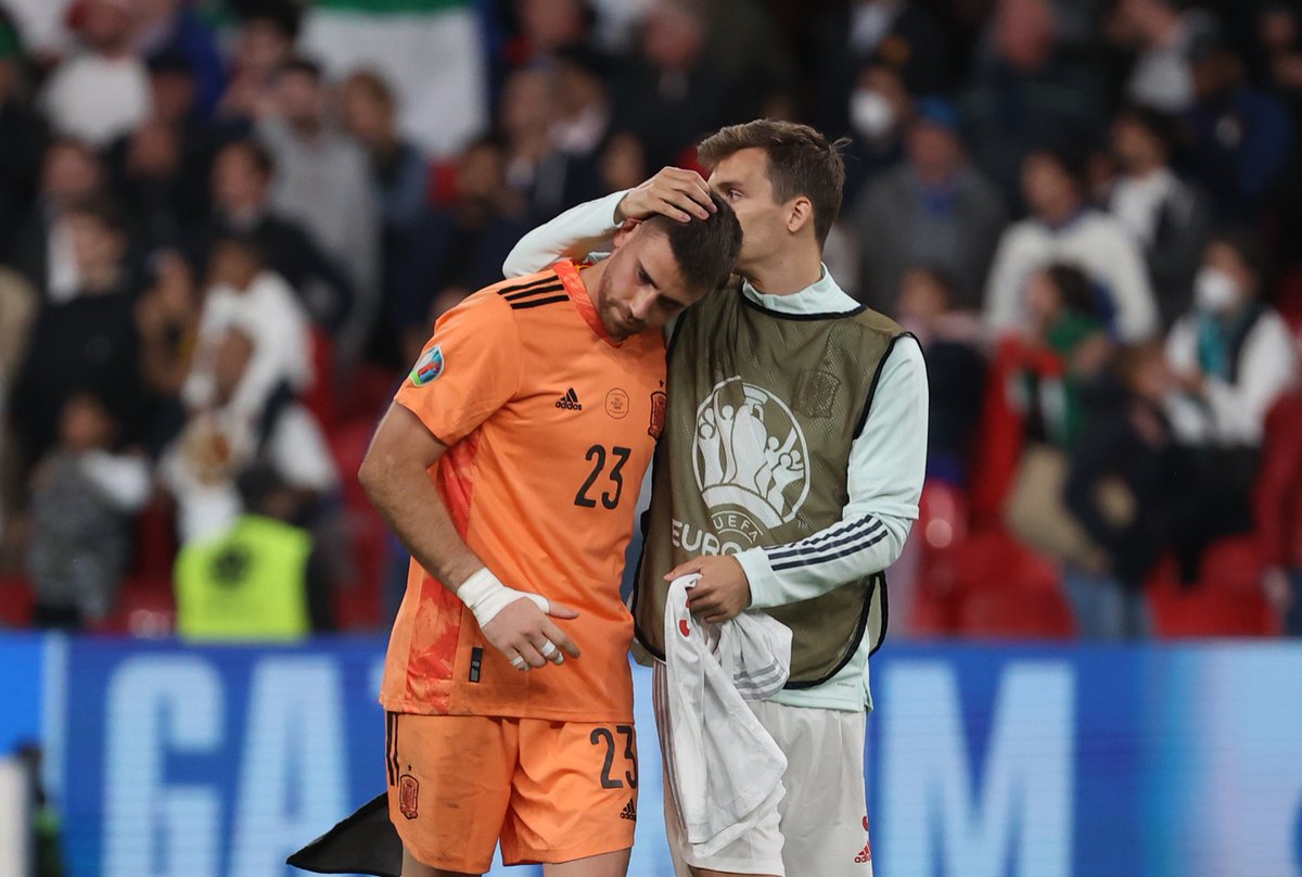 SEFutbol's tweet photo. Cuando no se puede MÁS y aún así lo das TODO, no hay nada por lo que lamentarse.

¡¡¡ESTAMOS MÁS CON VOSOTROS QUE NUNCA!!!

#SomosEspaña y volveremos MÁS FUERTES.

¡¡ÁNIMO, CHICOS!! Tenéis a la afición volcada y todo un país detrás.

Estamos MUY orgullosos de vuestra #EURO2020. https://t.co/qIWCyWhugE