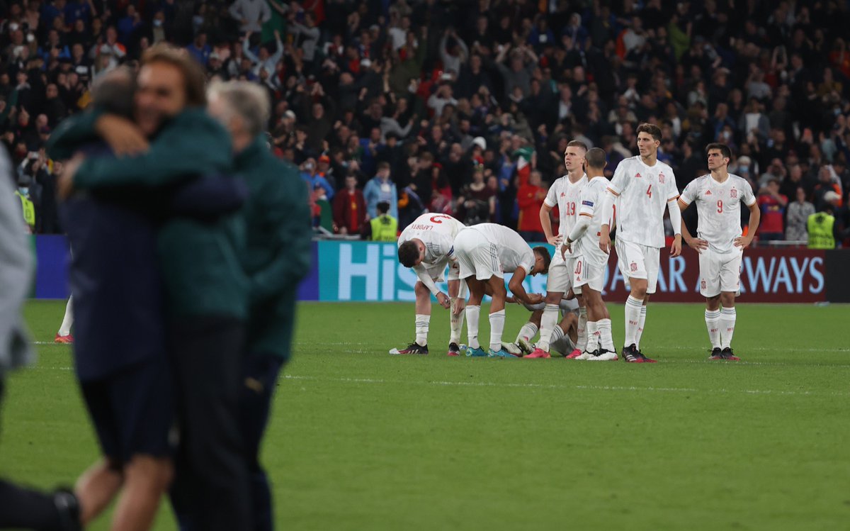 SEFutbol's tweet photo. Cuando no se puede MÁS y aún así lo das TODO, no hay nada por lo que lamentarse.

¡¡¡ESTAMOS MÁS CON VOSOTROS QUE NUNCA!!!

#SomosEspaña y volveremos MÁS FUERTES.

¡¡ÁNIMO, CHICOS!! Tenéis a la afición volcada y todo un país detrás.

Estamos MUY orgullosos de vuestra #EURO2020. https://t.co/qIWCyWhugE