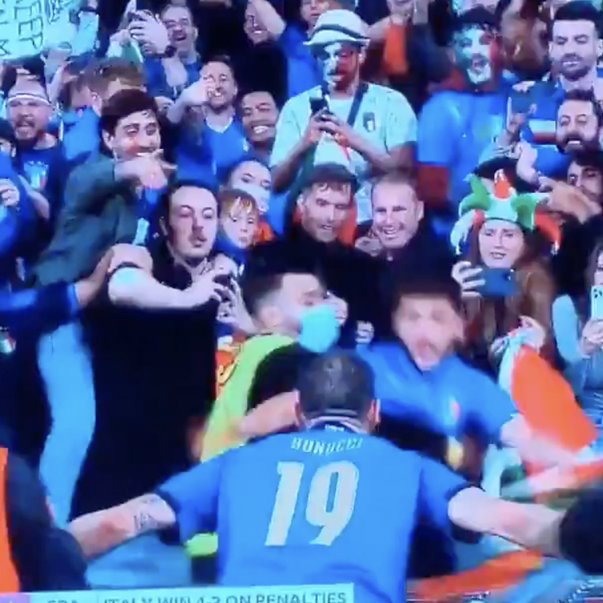ActuFoot_'s tweet photo. Après avoir communié avec ses supporters, Leonardo Bonucci a tenté de retourner sur le terrain avant de se faire bloquer par une steward qui l’a pris pour un fan. 😭🇮🇹 https://t.co/Cwl7qhXjDM