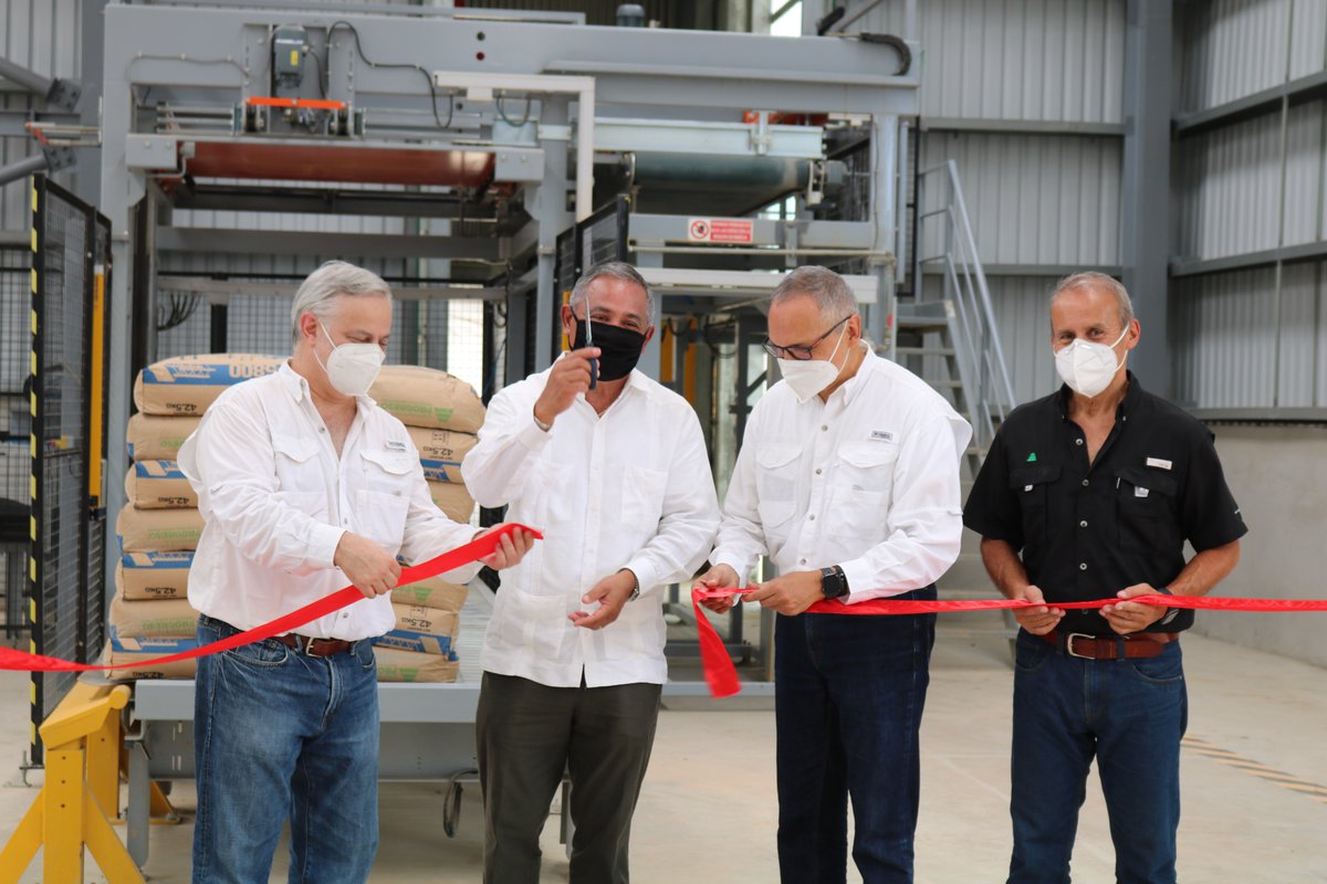 JohnBricenoBZE's tweet photo. Glad to announce the inauguration of Belize's new cement manufacturing plant, Cementos Progreso. Strategic investments in Belize will allow for more jobs and less imports as we are able to get resources locally.  
#planBelize #JuntosConPlanBelize https://t.co/woQKHjJci7