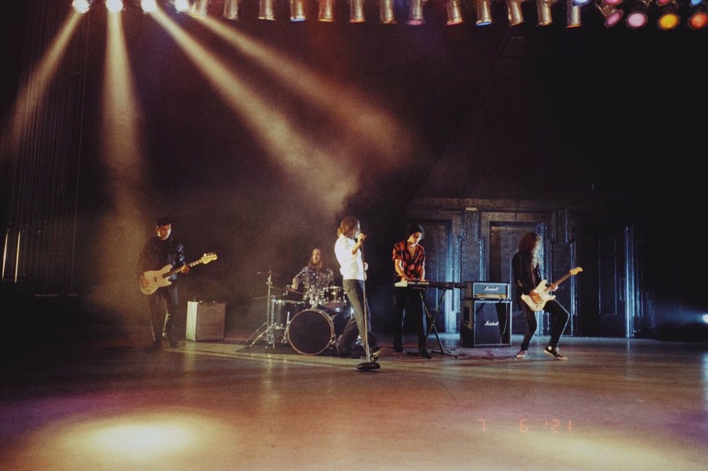 Prettybnd's tweet image. As The Lights Go Down