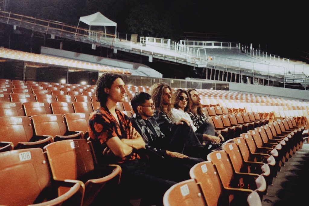 Prettybnd's tweet image. As The Lights Go Down