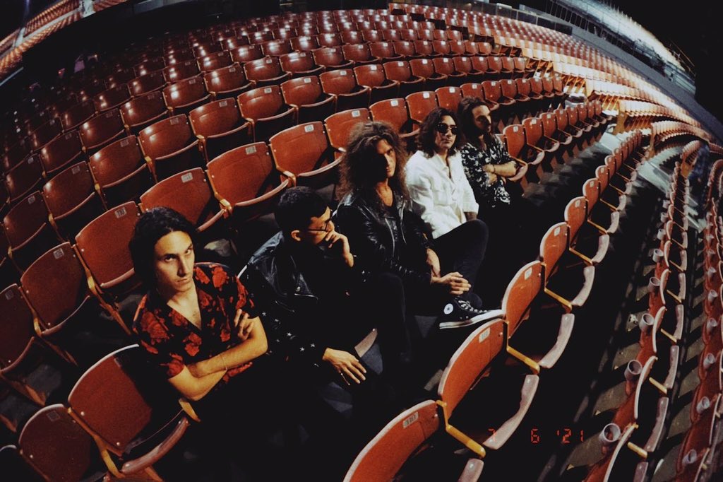 Prettybnd's tweet image. As The Lights Go Down