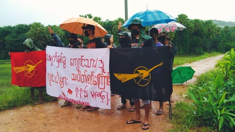 HninHnin28's tweet photo. Students from #ThayetChaung Township staged a guerrilla strike to overthrow the dictatorship on the morning of July 7.

#StopTorture
#July7Coup 
#WhatsHappeningInMyanmar https://t.co/bct223a5cX