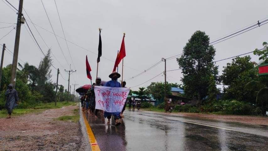 Arn_the_king's tweet photo. #Tanintharyi,In #Thayet_Chaung Tsp #ThinKyun Village protesters marched to overthrow the military dictatorship with slogans such as
"I will never forget 7 July"
βDonβt forget 7.7.62β
#StopTorture
#July7Coup
#WhatsHappeningInMyanmar https://t.co/tevDQCqour