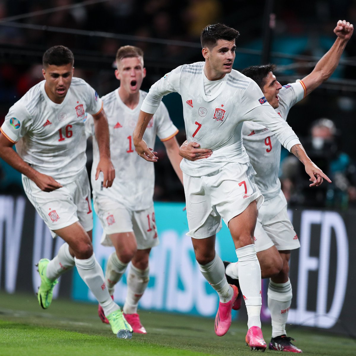 kizzabesigye1's tweet photo. Italy bursts thru a high intensity Semifinal!

All stats favoured the Spanish side; especially , the first half. Then Italy scores on their 2nd attempt at goal. Spain brings in Alvaro Morata and he scores- taking match all the way to penalties!

Congratulations Italy 🇮🇹 https://t.co/CZzcbIkqPP
